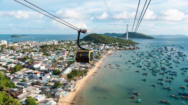 Cable car to Hon Thom