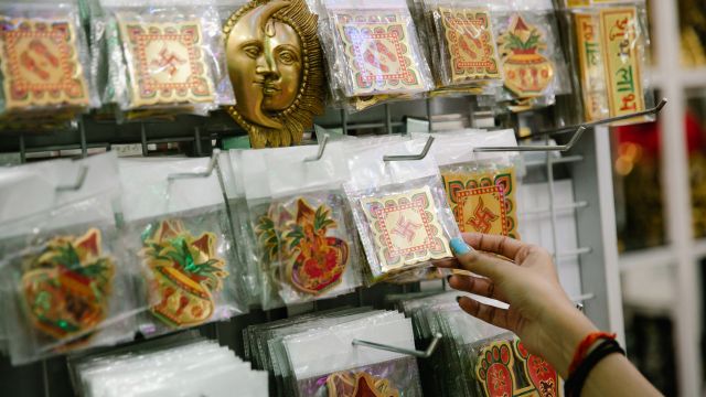 Buy souvenir in Phu Quoc Night Market